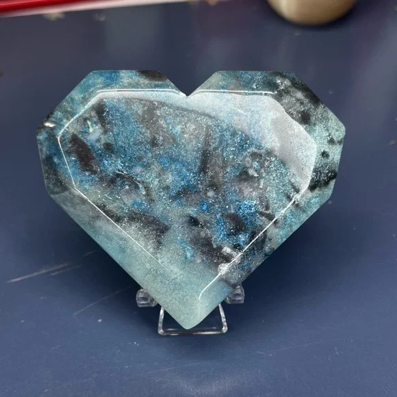 Trollite Crystal Angular Heart - Picture 2 of 8